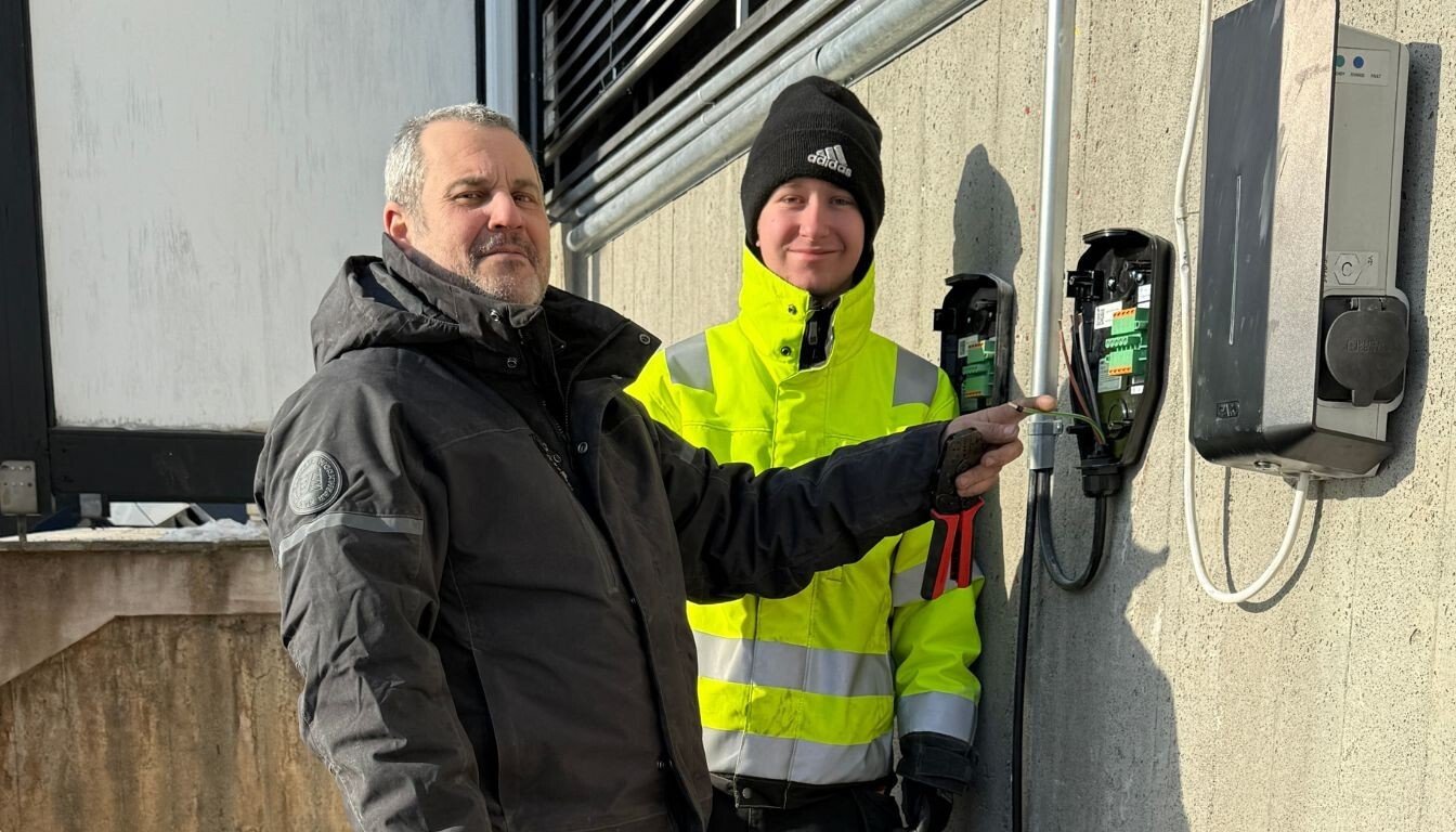 Pedro og Martin monterer billader 1344x768